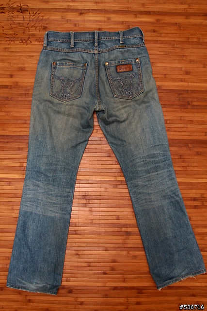 三年的Wrangler 深刻牛仔褲'結痂'了..