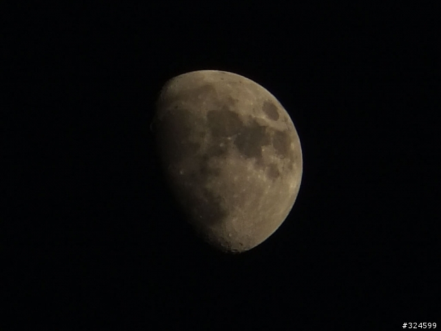 Fujifilm F550EXR 拍月亮表面