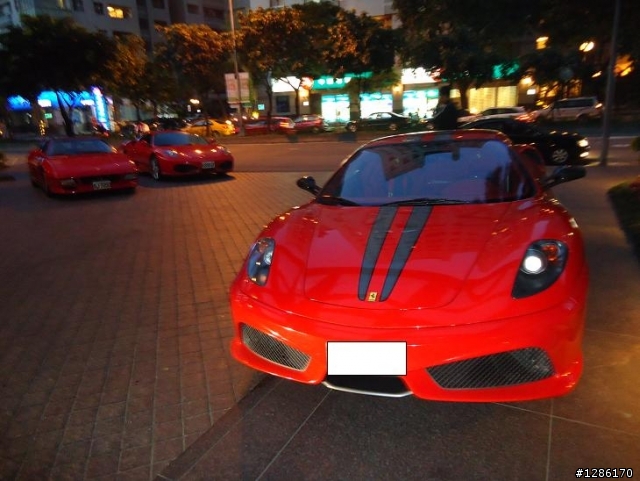 大飯店門口一堆馬