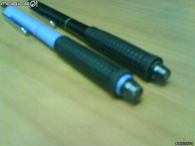 在找一隻自動筆