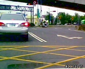 請問警用機車可以這樣停在安全島上嗎