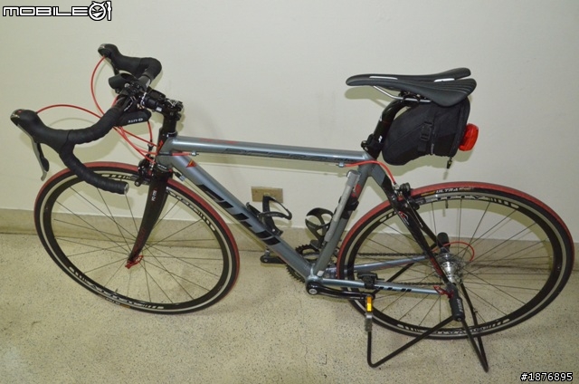 各位車友們一起來分享自己的 Specialized  座墊吧! :D
