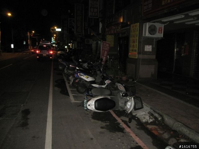 住永和四號公園附近的朋友們...車給人弄倒！