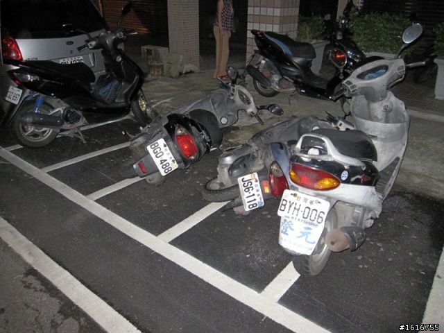 住永和四號公園附近的朋友們...車給人弄倒！