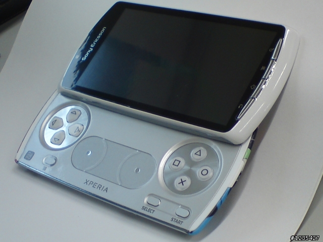 [開箱] 白色XPERIA PLAY -彩色包膜