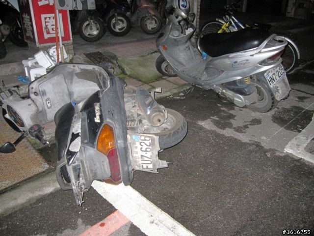 住永和四號公園附近的朋友們...車給人弄倒！