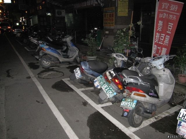 住永和四號公園附近的朋友們...車給人弄倒！