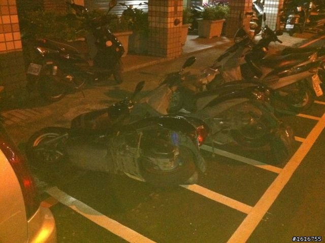住永和四號公園附近的朋友們...車給人弄倒！