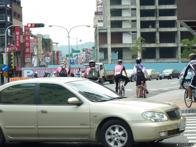 每每騎車都會看見的情形........唉