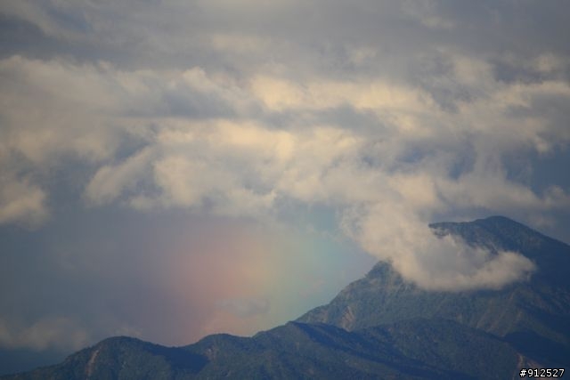 請問這是虹彩雲嗎?