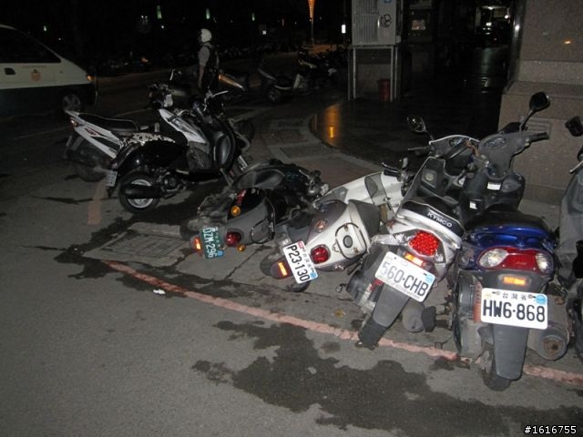 住永和四號公園附近的朋友們...車給人弄倒！