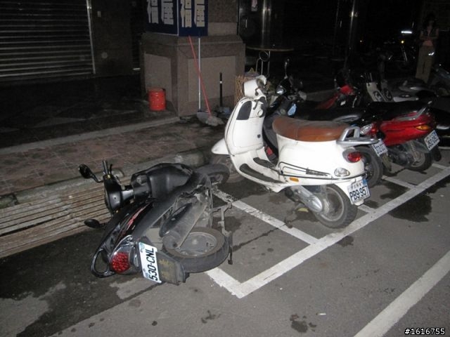 住永和四號公園附近的朋友們...車給人弄倒！