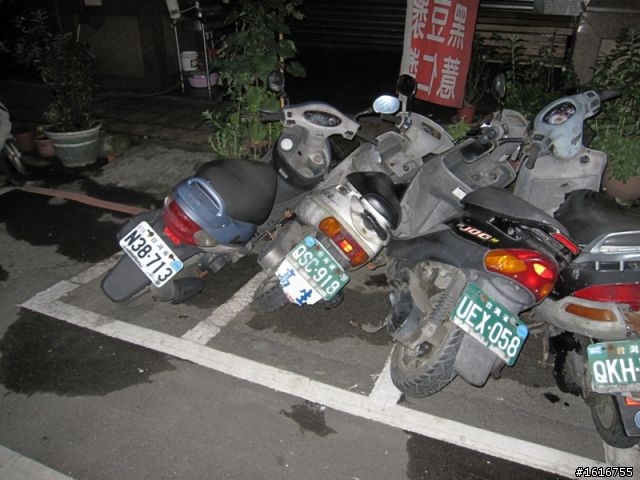 住永和四號公園附近的朋友們...車給人弄倒！