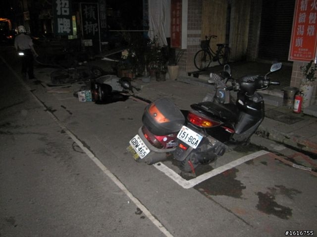 住永和四號公園附近的朋友們...車給人弄倒！