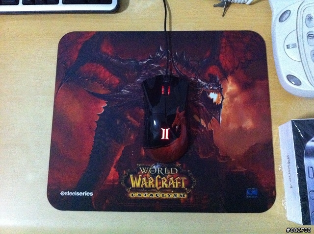 [小開箱]Razer DeathAdder 奎蛇 闇龍紀元2典藏版 & steelseries魔獸世界:死亡之翼滑鼠墊 (補使用中的圖)