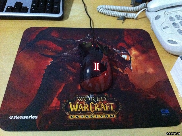 [小開箱]Razer DeathAdder 奎蛇 闇龍紀元2典藏版 & steelseries魔獸世界:死亡之翼滑鼠墊 (補使用中的圖)