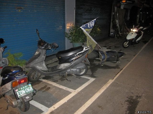 住永和四號公園附近的朋友們...車給人弄倒！