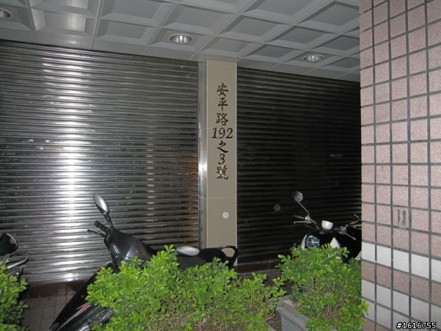 住永和四號公園附近的朋友們...車給人弄倒！