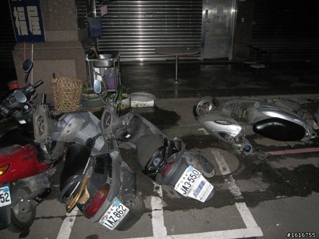 住永和四號公園附近的朋友們...車給人弄倒！