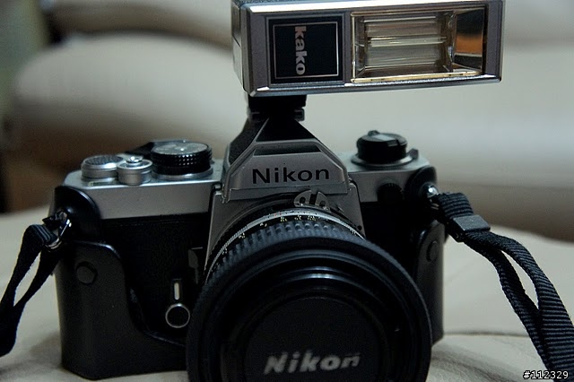 防潮箱中的古董單眼相機Nikon FM