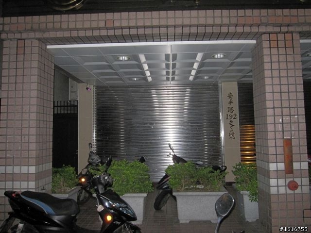住永和四號公園附近的朋友們...車給人弄倒！