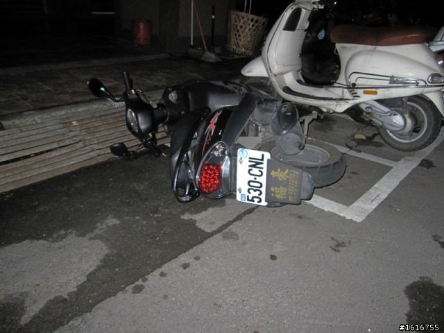 住永和四號公園附近的朋友們...車給人弄倒！