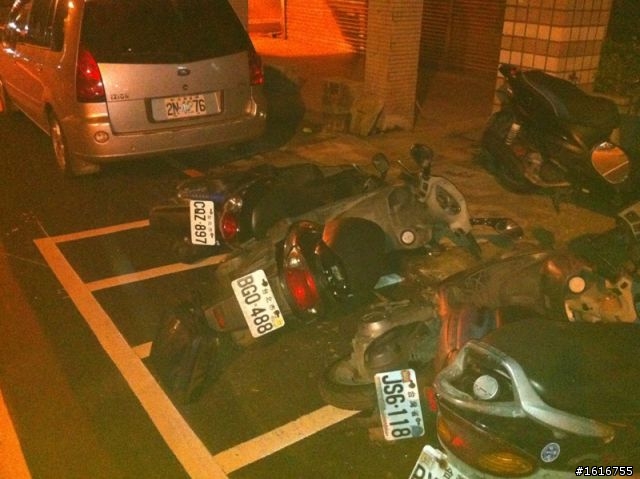 住永和四號公園附近的朋友們...車給人弄倒！