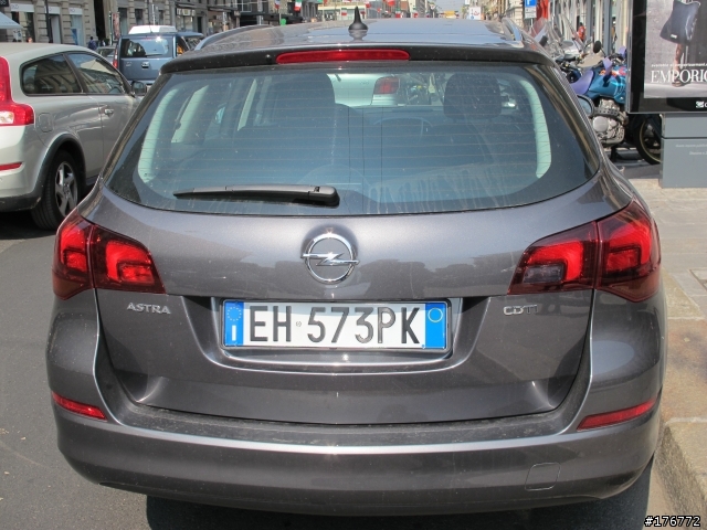 米蘭街拍...New Astra Sports Tourer