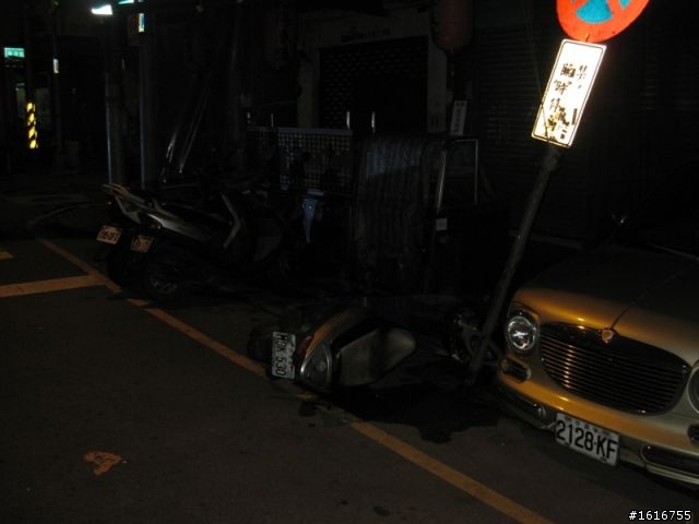 住永和四號公園附近的朋友們...車給人弄倒！