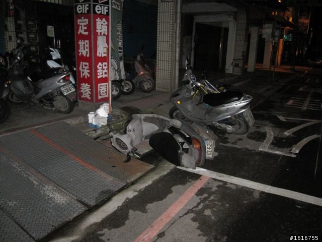 住永和四號公園附近的朋友們...車給人弄倒！