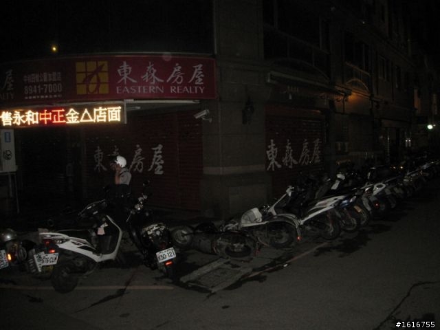 住永和四號公園附近的朋友們...車給人弄倒！