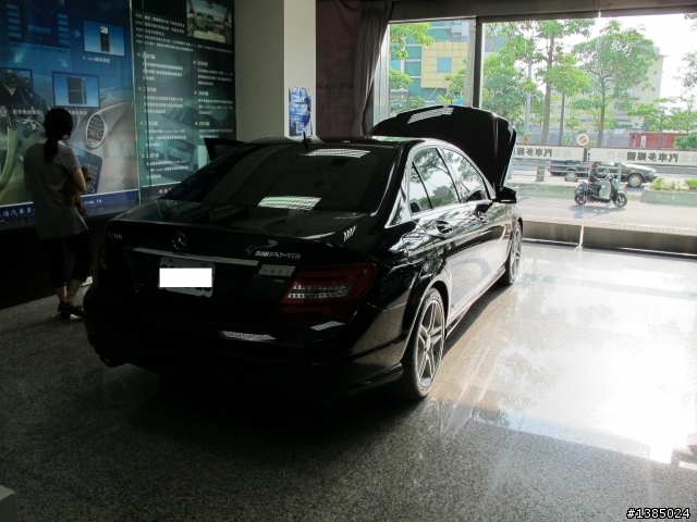 C200 AMG不專業之小弟第一次開箱... (去裝了行車紀錄器和幾張照片)