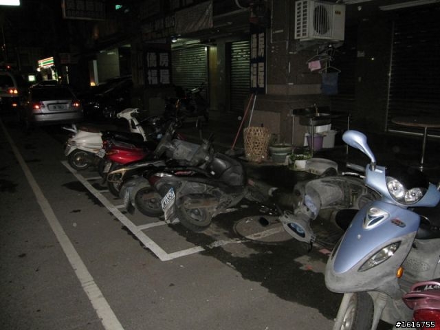 住永和四號公園附近的朋友們...車給人弄倒！