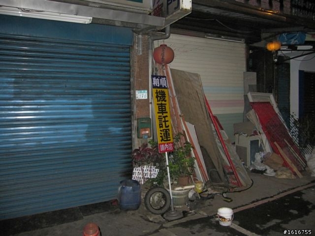 住永和四號公園附近的朋友們...車給人弄倒！