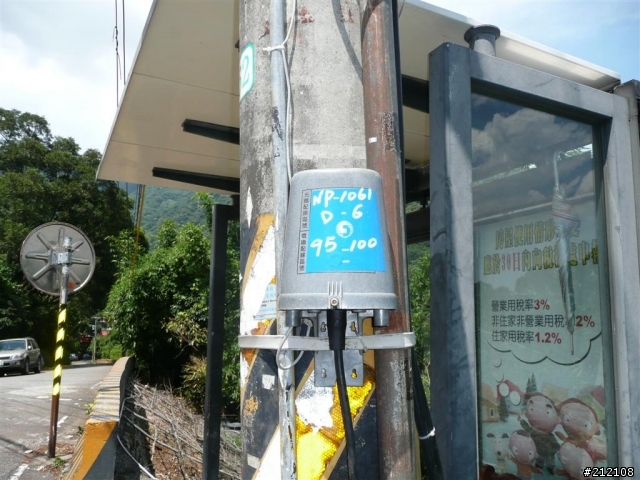 門口電線桿有光纖DJ配線盒 , 中華說那不是光纖DJ配線盒 , 有人能告知那 3 樣設備是什麼嗎 ?