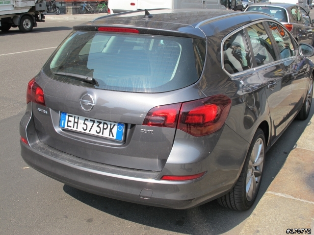 米蘭街拍...New Astra Sports Tourer