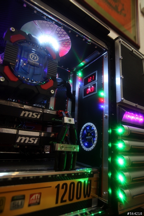 Thermaltake LeveL 10GT 炫光改裝 (圖多)