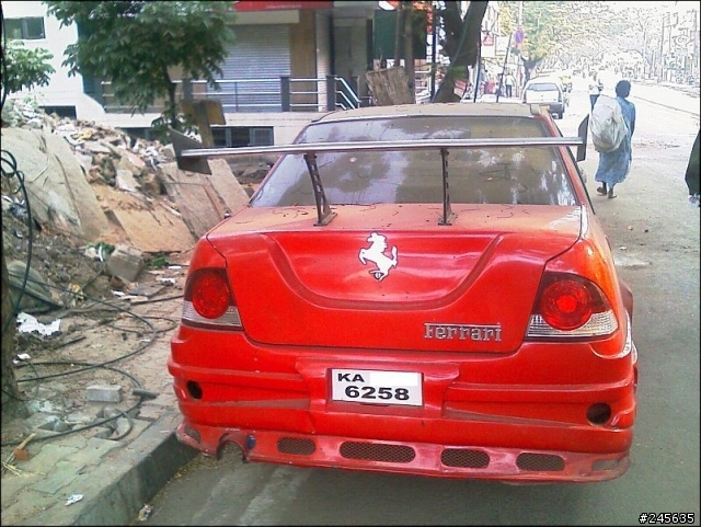 看不出這輛是哪家車廠的車款
