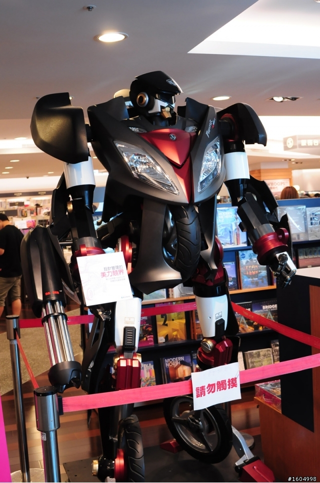 SYM Fighter 150 也可以變形...