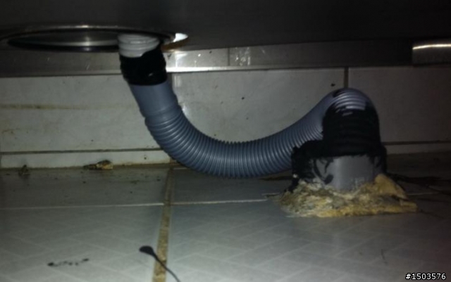 修廚房水槽下地排溢水大法, 自己嚐試修復, 因水電一直連絡不上...