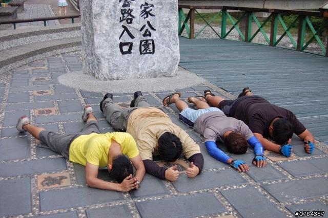 衝衝衝！騎著100C.C SO EASY.翻越中橫再衝上臺北的瘋狂之旅（上）