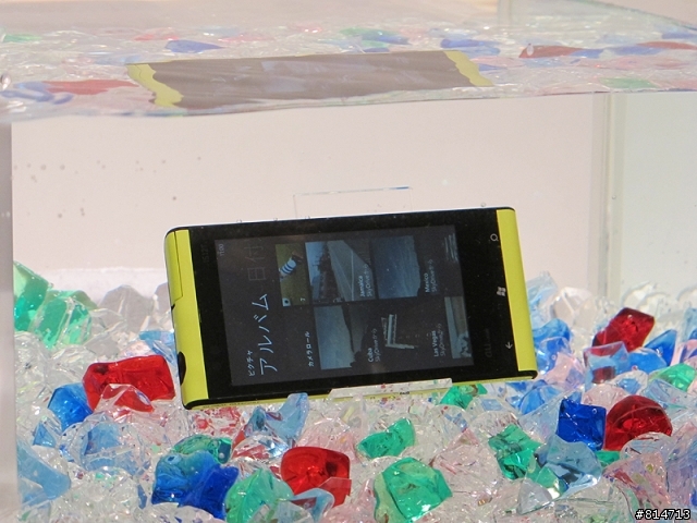 多彩防水 世界第一台WP7.5 芒果機 Toshiba IS12T 日本發表