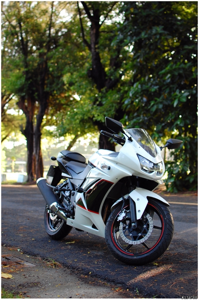[開箱]走進高雄城市的白色小忍者Ninja250R!圖多!