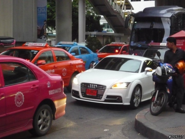曼谷街頭巧遇R8 V10 Spyder & TTS