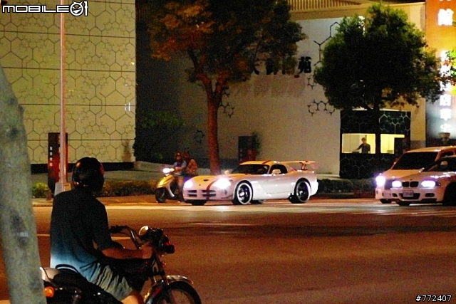 洗車洗一洗碰到大"毒蛇"