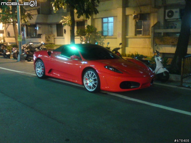 高雄之店外停了一部水鑽F430