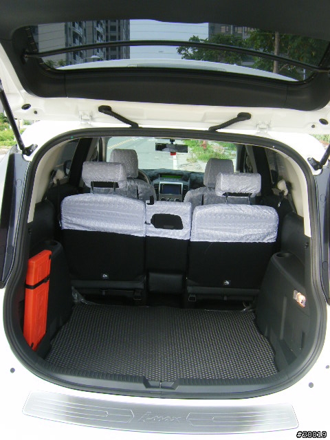 2011年 7月 I-MAX 白色5人座開箱(8/4加裝中央頭枕和8/5磁釉鍍膜)