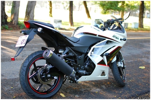 [開箱]走進高雄城市的白色小忍者Ninja250R!圖多!