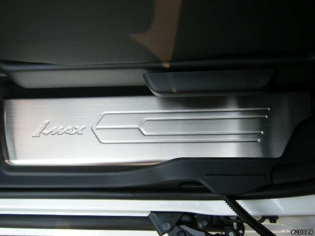 2011年 7月 I-MAX 白色5人座開箱(8/4加裝中央頭枕和8/5磁釉鍍膜)