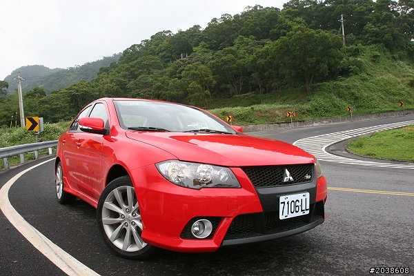 Fortis io跟CIVIC 8代 比較